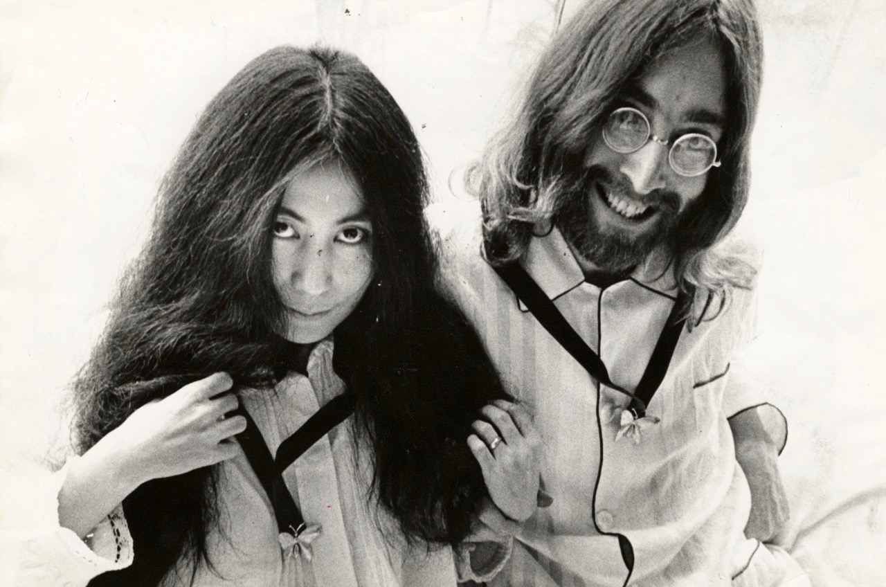 Cor-Jaring-Yoko-Ono-en-John-Lennon-in-het-Hilton-Hotel-Amsterdam-maart-1969-Nationaal-Arch-e1535981544494-1280x848.jpg